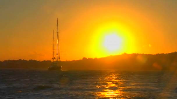 地中海の海岸線に沿って移動する帆船 — ストック動画