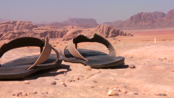 Een paar goed versleten sandalen — Stockvideo