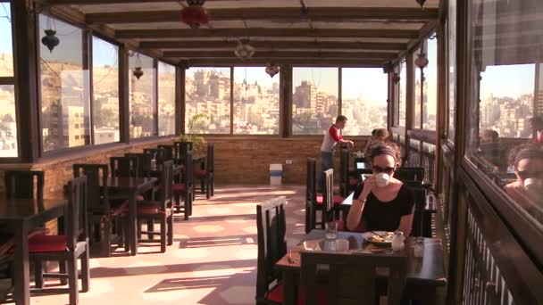 Turistas jantam em um restaurante no telhado — Vídeo de Stock