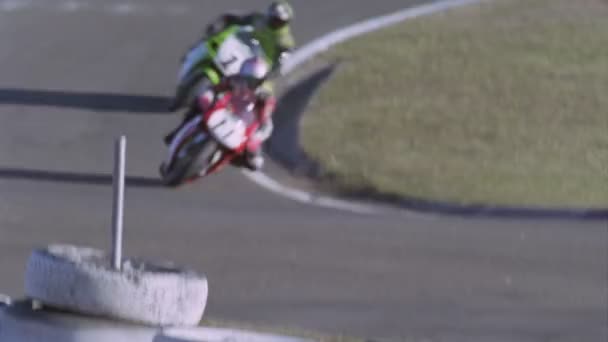 Motocicletas carrera alrededor de una pista — Vídeos de Stock