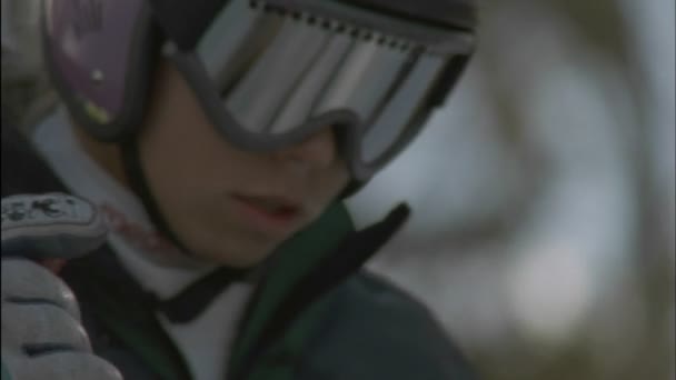 Молодой лыжник начинает кататься — стоковое видео