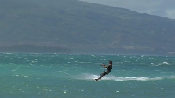 En vindsurfare glider över havet — Stockvideo