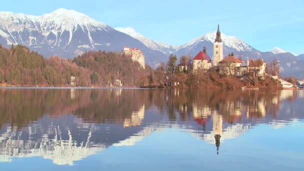 Een kerk staat op Lake Bled — Stockvideo