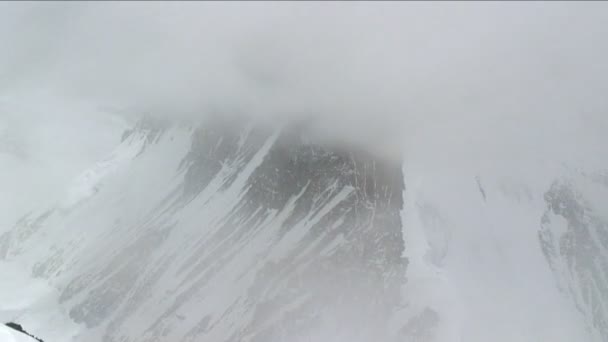 Альпинисты карабкаются по снегу — стоковое видео