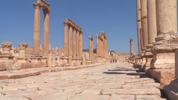 Римская дорога через руины Джераша — стоковое видео