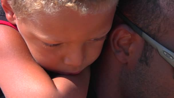 Un garçon se penche sur l'épaule de son père — Video