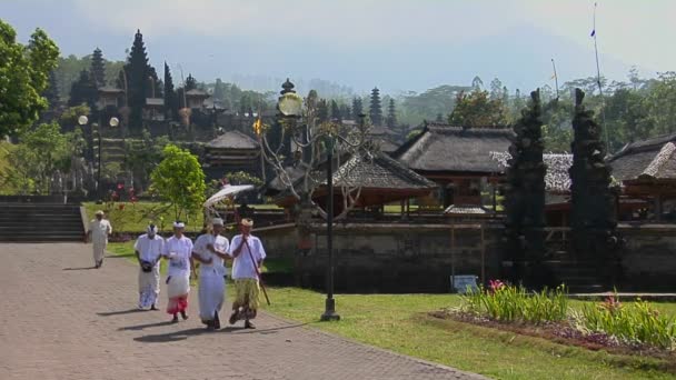 En religiös procession passerar vid templet — Stockvideo