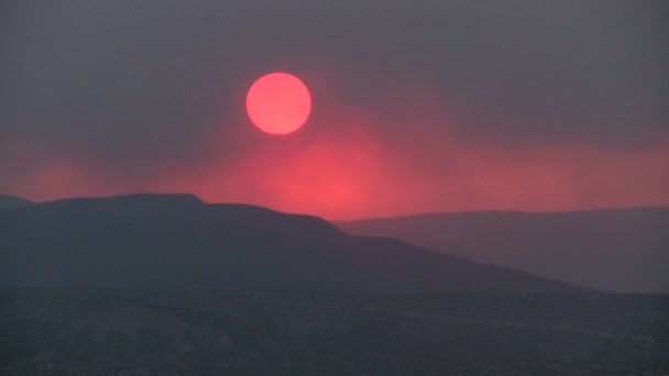 The sun sets behind  horizon — Stock Video