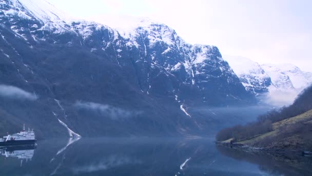 Een veerboot vaart fjord — Stockvideo