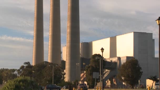 Torres de una central eléctrica — Vídeo de stock