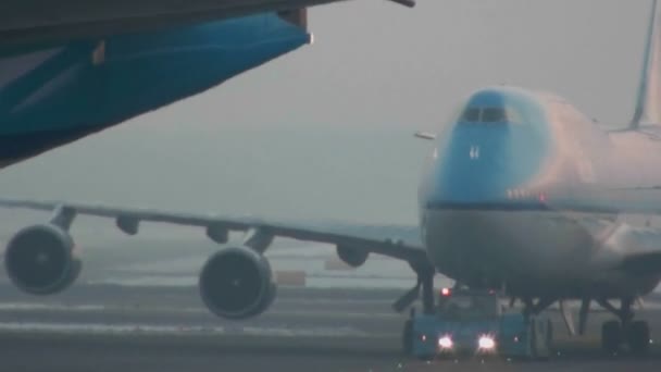 Un taxi aérien dans un aéroport — Video