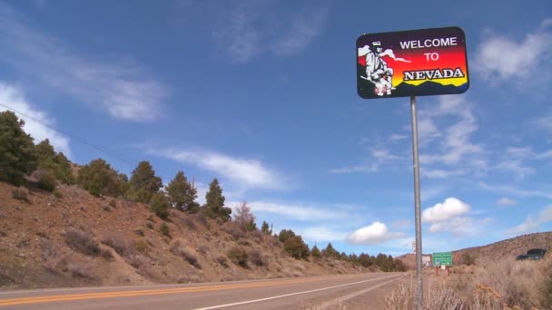 A sign welcomes visitors to Nevada — Stock Video
