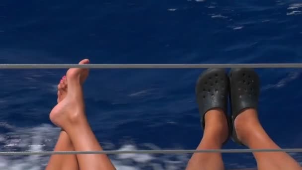 Füße ragen aus einem Boot — Stockvideo
