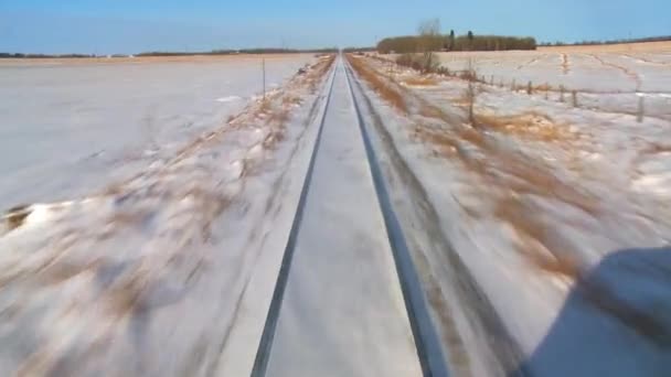 Zug fährt durch verschneite Landschaft — Stockvideo