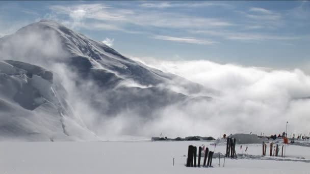 Ski's in de sneeuw als de wind waait — Stockvideo