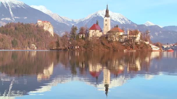 Une église se dresse au lac de Bled — Video