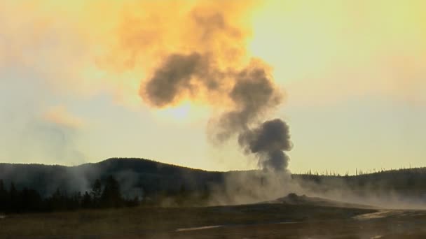 Steam issues from Old Faithful — Stock Video