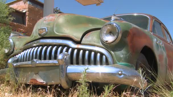 Carro enferrujado fica abandonado — Vídeo de Stock