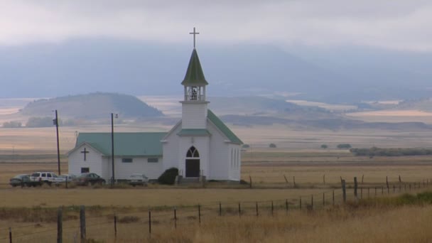 Eine kleine Kirche steht auf Prärie — Stockvideo