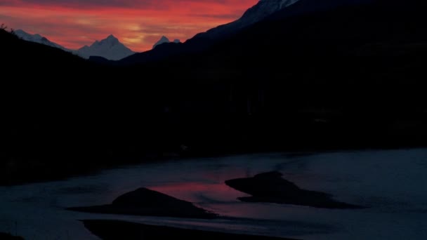 Západ slunce za hory v Argentině — Stock video