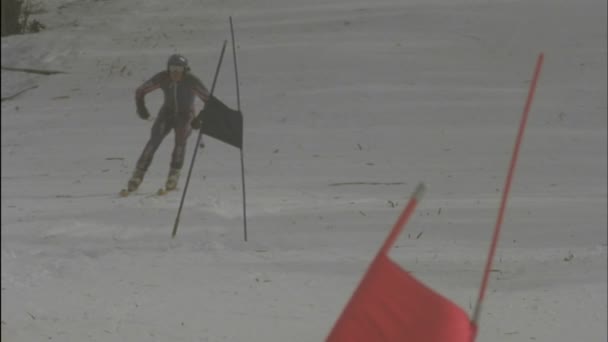 Skifahrer läuft eine Abfahrtsstrecke — Stockvideo