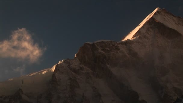 Wolken drijven achter met achtergrondverlichting — Stockvideo