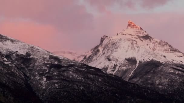 Sunrise over snowy mountains — Stock Video