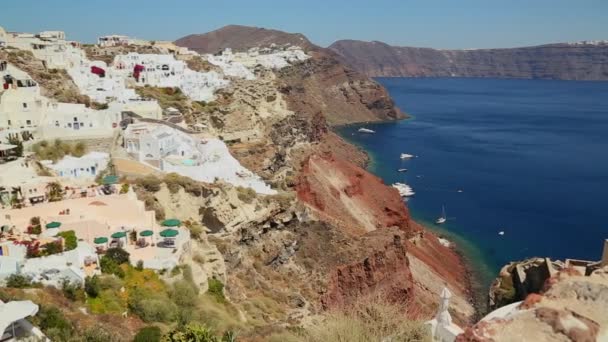 Casas que revestem as encostas de Santorini w — Vídeo de Stock