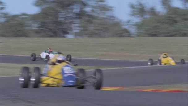 Coches de carreras tomar un giro brusco — Vídeo de stock