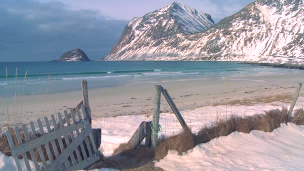 Strand inmitten von Fjorden nördlich des Polarkreises — Stockvideo