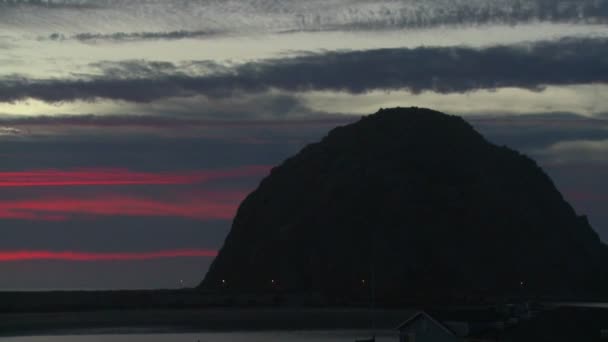 Donkere ronde berg in Morro Bay — Stockvideo