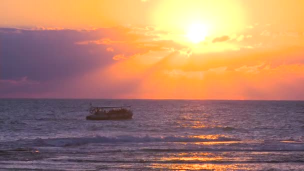 Barco se dirige a la puesta del sol en el mar — Vídeo de stock