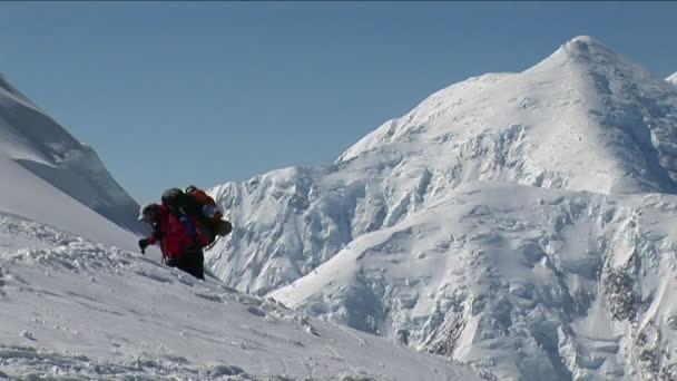 Escalade avec sommet de montagne — Video