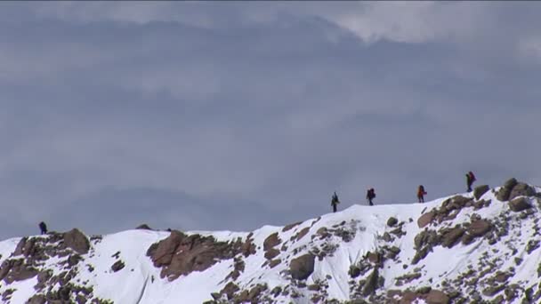 Horolezci na západní hřeben s mořem mraků — Stock video
