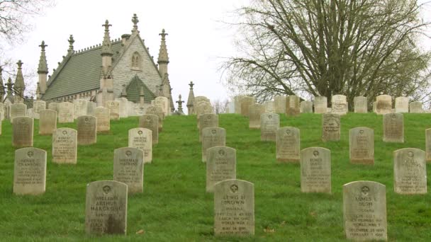 Cementerio enmarcado por una iglesia — Vídeo de stock