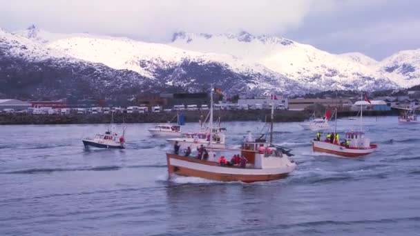 Barcos de pesca zarpa hacia el mar de Noruega — Vídeo de stock