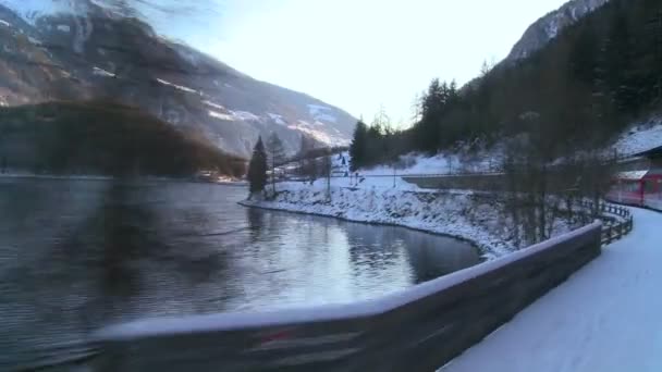 Trein als het beweegt door een besneeuwde landschap — Stockvideo