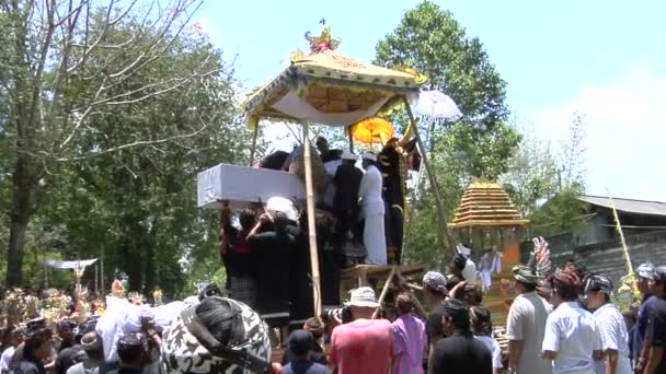 Een grote groep mensen verzamelen tijdens een ceremonie — Stockvideo