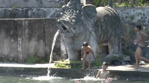 Kinderen spelen in het water gieten — Stockvideo