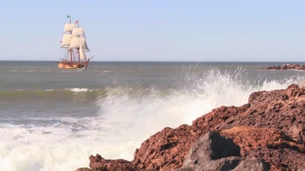 Щогла шхуна вітрила на морі — стокове відео
