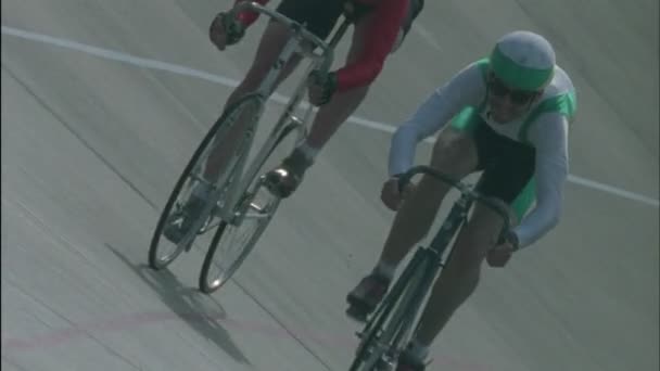 Biciclistas correndo em uma pista de circuito — Vídeo de Stock