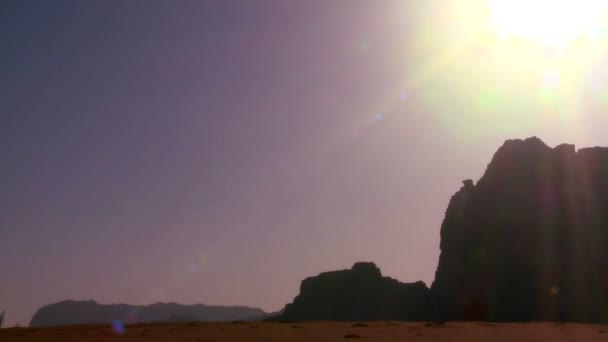骆驼的火车穿过沙特的沙漠 — 图库视频影像