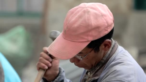 Stonemasons chiseling 바위 — 비디오