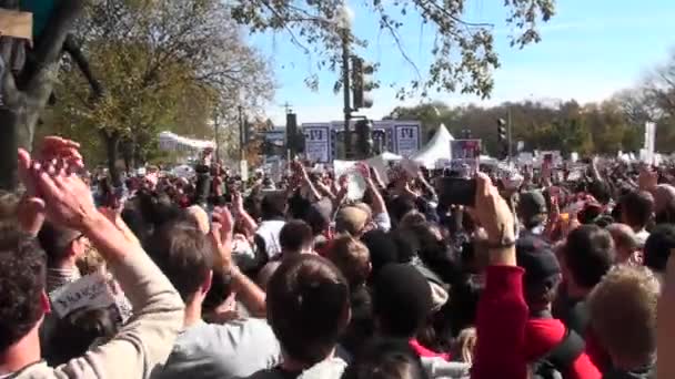 Manifestantes aplauden masa — Vídeos de Stock