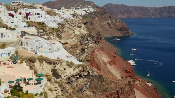 Hus som kantar bergssluttningarna i Santorini w — Stockvideo