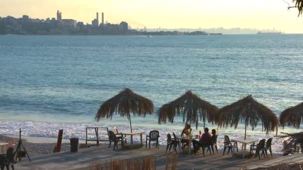 Cabanas alinham uma praia perto de Beirute — Vídeo de Stock