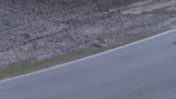 Um carro de corrida dirige em torno de uma pista — Vídeo de Stock