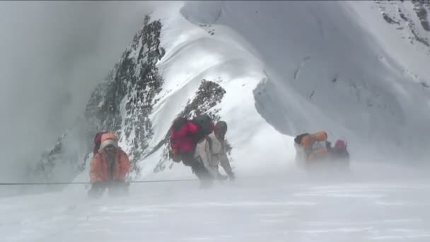 在大风的登山者 — 图库视频影像