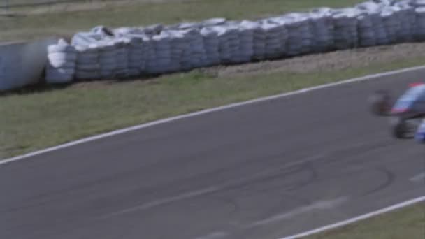 Carrera de coches de velocidad alrededor de un agudo — Vídeo de stock