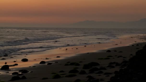 Zonsondergang achter de kust van Californië — Stockvideo